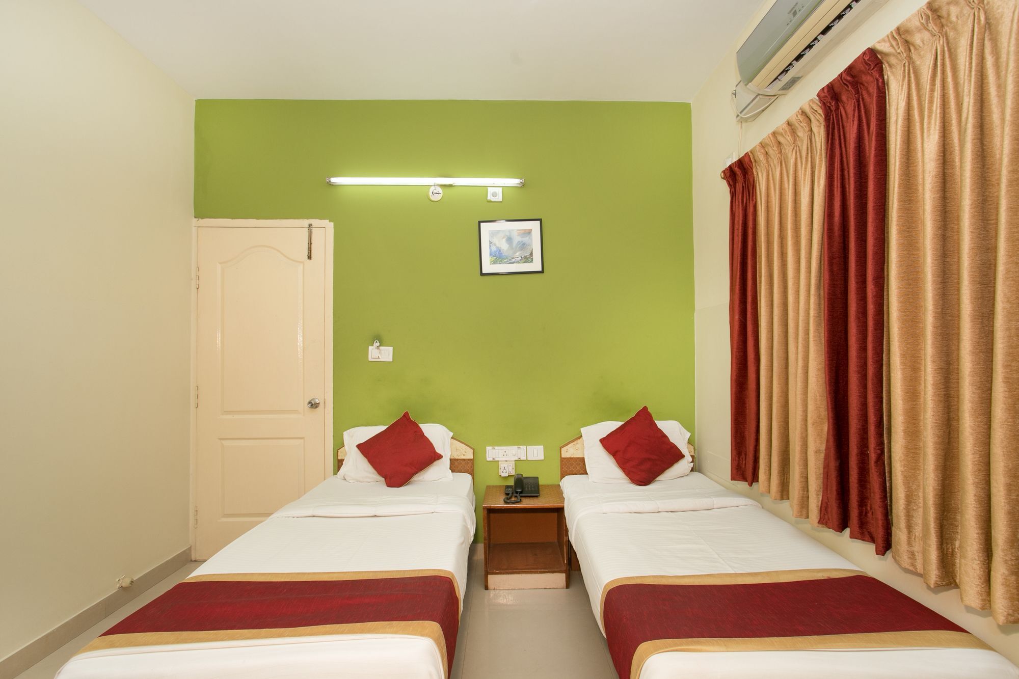Oyo 10478 Raj Residency Hotel Бангалор Екстериор снимка