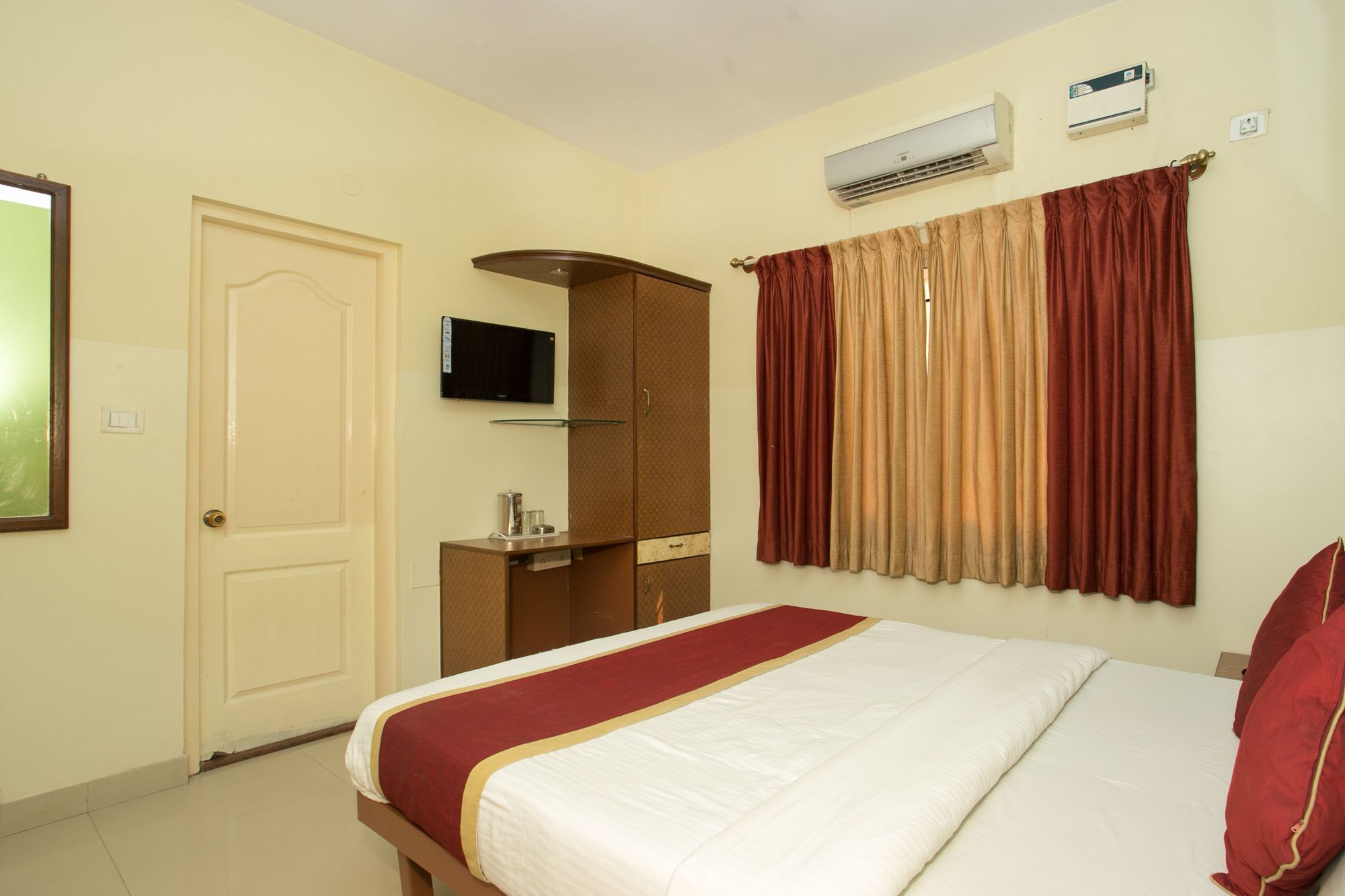 Oyo 10478 Raj Residency Hotel Бангалор Екстериор снимка