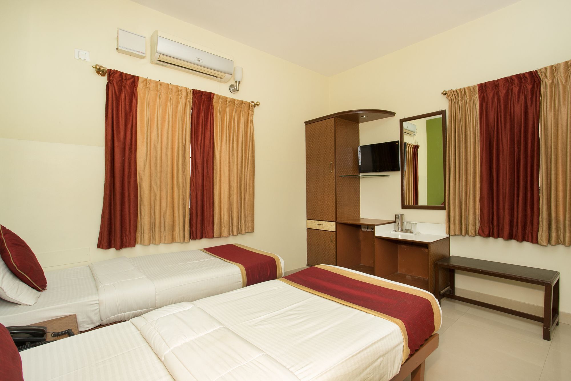 Oyo 10478 Raj Residency Hotel Бангалор Екстериор снимка