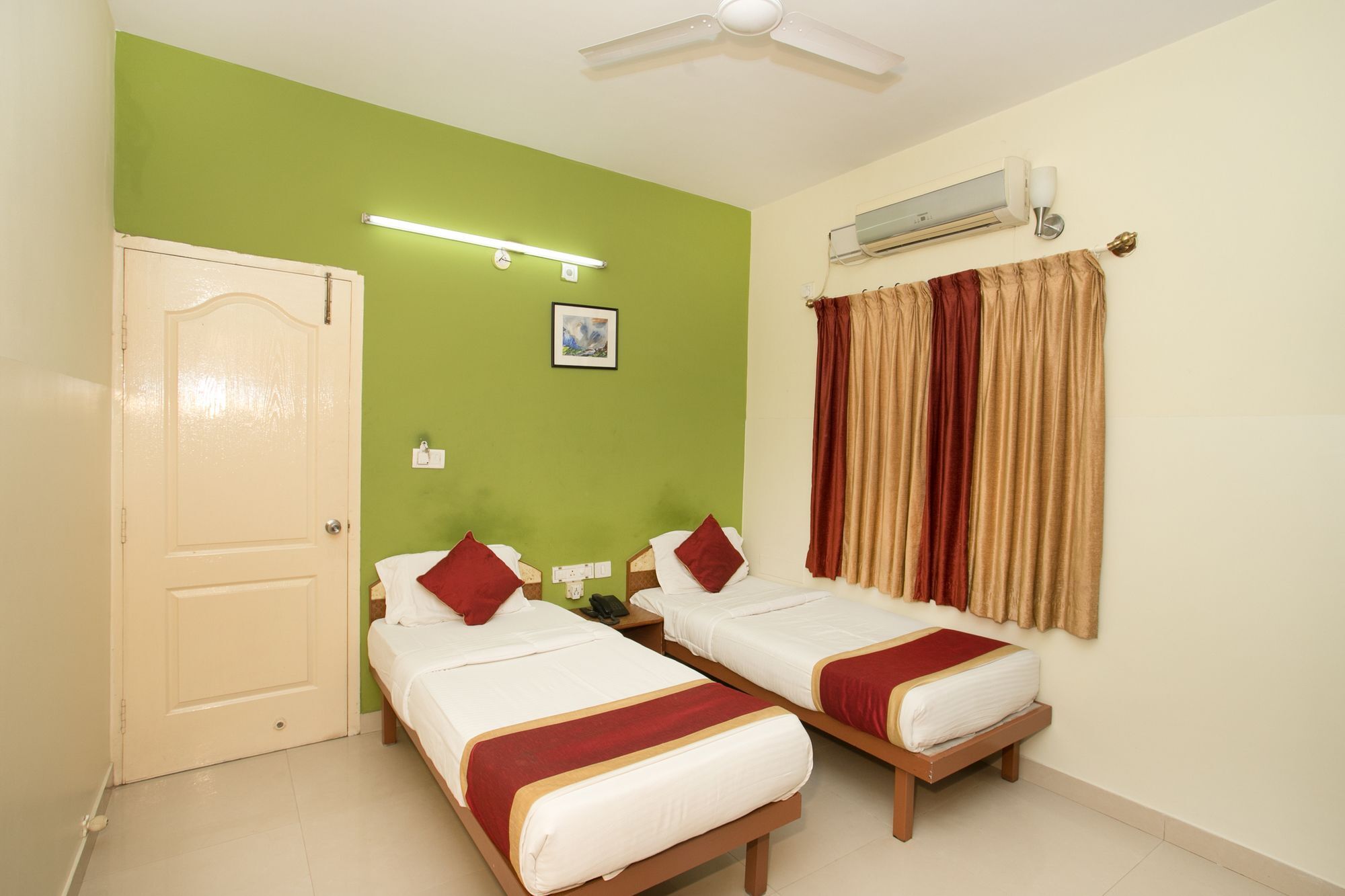 Oyo 10478 Raj Residency Hotel Бангалор Екстериор снимка