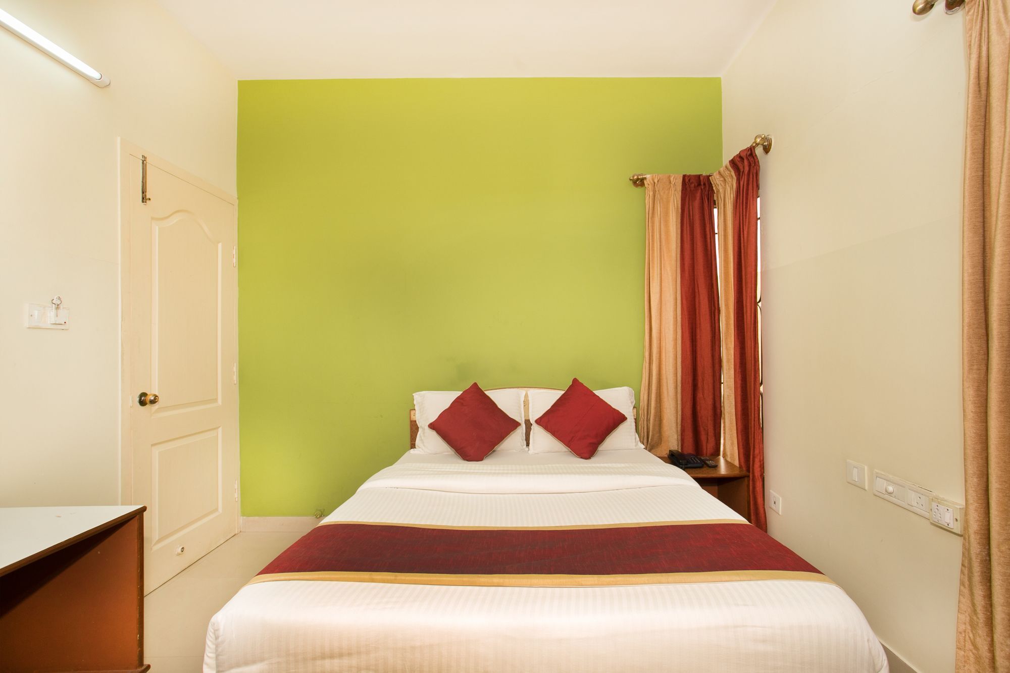 Oyo 10478 Raj Residency Hotel Бангалор Екстериор снимка