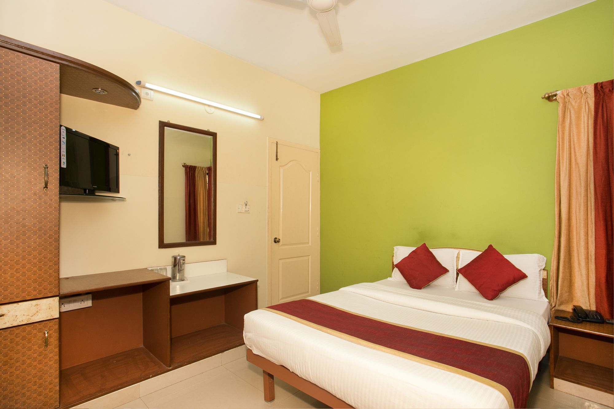 Oyo 10478 Raj Residency Hotel Бангалор Екстериор снимка